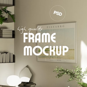 Könnte beinhalten: Ein gerahmter Kunstdruck-Mockup mit dem Text "FRAME MOCKUP" in großen weißen Buchstaben. Der Druck zeigt eine Landschaftsszene und wird an einer neutralfarbenen Wand angezeigt. Die Worte "high quality" sind ebenfalls sichtbar. Das Bild enthält ein Regal mit Büchern und Pflanzen.