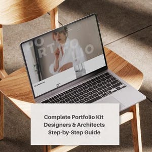 Könnte beinhalten: Ein silberner Laptop, der eine Website auf einem Holzstuhl anzeigt. Der Bildschirm zeigt eine Person in einem weißen Hemd. Eine weiße Karte darunter lautet: "Complete Portfolio Kit Designers & Architects Step-by-Step Guide."