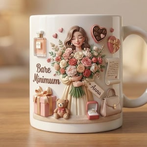 Puede incluir: Taza de cerámica blanca con un diseño envolvente que presenta a una mujer sosteniendo flores, perfume, regalos y un osito de peluche. La taza tiene el texto "Bare Minimum" y el nombre "Anna".