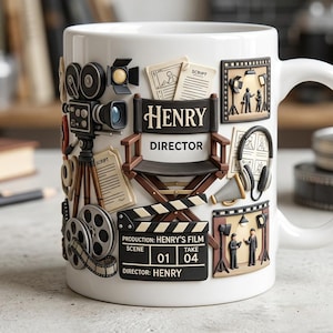 Peut inclure: Mug en céramique blanche orné d'éléments sur le thème du cinéma. Il présente une chaise de réalisateur avec le nom "HENRY DIRECTOR", un clap de cinéma, une caméra, des bobines de film et d'autres icônes de la réalisation de films.
