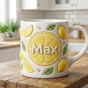 Gepersonaliseerde mok met citroennaam, keramische beker met citrusreliëf, keukendecor geel fruit