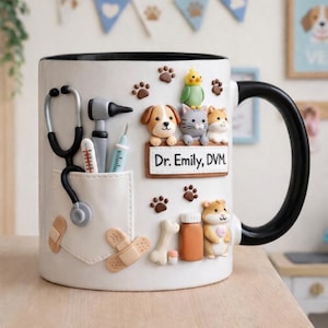 Puede incluir: Taza de cer&aacute;mica blanca con asa y borde negros, decorada con elementos 3D. Presenta un estetoscopio, herramientas m&eacute;dicas y un dise&ntilde;o de bolsillo con un perro, un gato y un h&aacute;mster. Incluye el texto "Dr. Emily, DVM".