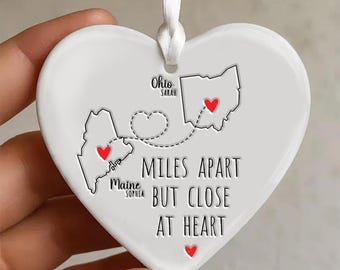 Adorno de cerámica para una relación a larga distancia, regalo de Navidad de estado a estado, recuerdos de "millas de distancia pero cerca en el corazón" para amigos o pareja.