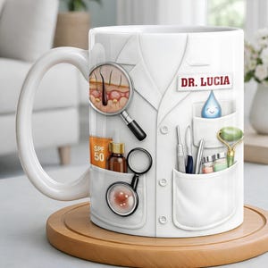 Könnte beinhalten: Weiße Keramiktasse mit einem Design eines Arztkittels, Taschen mit Hautpflegeprodukten, Lupen und dem Namen "DR. LUCIA". Die Tasse hat einen Henkel und steht auf einem Holzuntersetzer.
