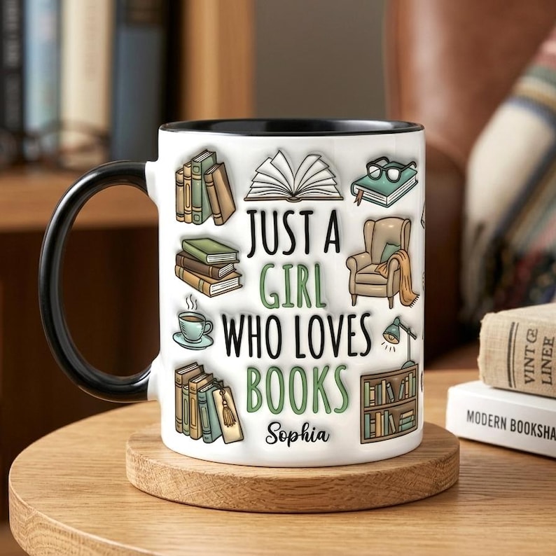 Pu&ograve; includere: Tazza in ceramica bianca con manico e bordo neri, con la scritta "Just a Girl Who Loves Books" in verde, insieme a illustrazioni di libri, occhiali e una poltrona da lettura. Il nome "Sophia" &egrave; stampato sotto.