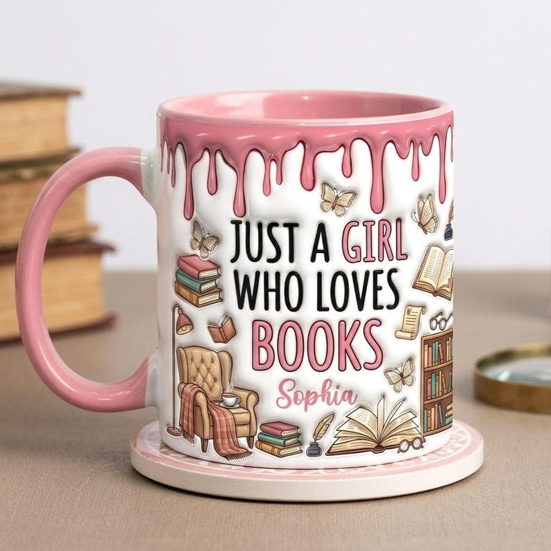Pu&ograve; includere: Tazza in ceramica bianca con manico e bordo rosa, con la scritta "JUST A GIRL WHO LOVES BOOKS" in rosa. La tazza &egrave; decorata con illustrazioni di libri, farfalle e una poltrona da lettura. Anche il nome "Sophia" &egrave; stampato sulla tazza.