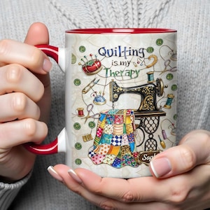Pode incluir: Caneca de cerâmica branca com interior e alça vermelhos, com um design temático de costura. O design inclui uma máquina de costura vintage, um edredom colorido e o texto "Quilting is my Therapy."