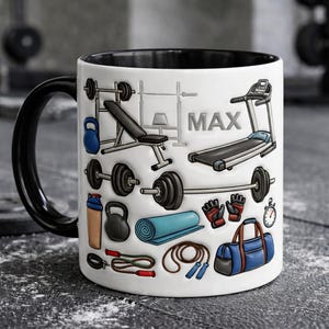 Może przedstawiać: Biały ceramiczny kubek z czarnym uchwytem i obramowaniem, z kolorową ilustracją sprzętu do ćwiczeń, w tym hantli, bieżni i niebieskiej torby sportowej. Na kubku widnieje napis "MAX".