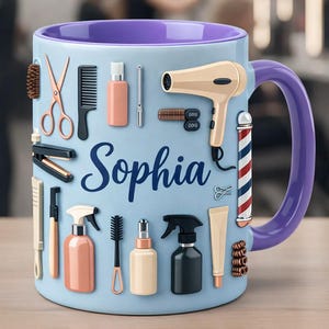 Könnte beinhalten: Hellblaue Keramiktasse mit lila Innenraum und Henkel, verziert mit verschiedenen Friseurwerkzeugen. Der Name "Sophia" ist kursiv geschrieben. Die Tasse hat ein Barbier-Design und einen Haartrockner.