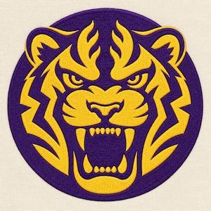 Pode incluir: Um emblema bordado circular apresentando uma cabeça de tigre estilizada em fio amarelo vibrante sobre um fundo roxo profundo. O tigre é retratado com a boca aberta rugindo, presas expostas e marcas faciais angulares e nítidas.