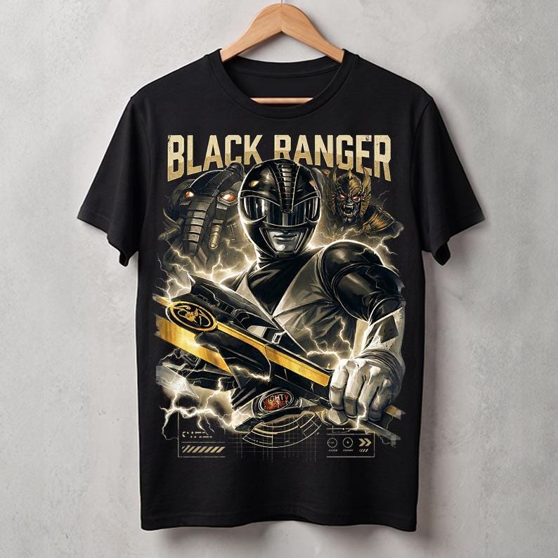 K&ouml;nnte beinhalten: Schwarzes T-Shirt mit einer Grafik des Black Rangers. Das Design zeigt den Text "BLACK RANGER" in Gold, eine schwarz-goldene Figur mit Helm und Blitzeffekte. Power Rangers-Thema.