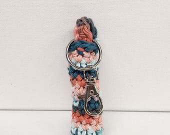 Llavero de crochet con bálsamo labial