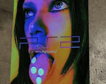 Peut inclure: Une affiche vibrante avec un portrait stylisé aux couleurs néon. L'image comprend le texte "PS2" et "PlayStation 2". La langue de la personne a les boutons de la manette PlayStation.