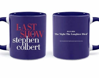 Taza azul marino con detalles de The Last Show with Stephen Colbert 2026 (11 oz. 15 oz)