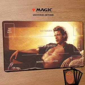 Può includere: Un tappetino da gioco rettangolare con l'immagine di una persona sdraiata, con testi sovrapposti tra cui The BIG BOSS, SAD TARGETS, SOON TO BE DEAD, MONEY MONEY LANDS e False HOPE. Quattro carte Magic: The Gathering sono impilate in basso a destra.