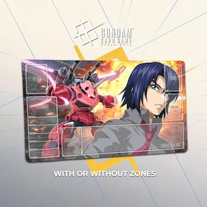 Może przedstawiać: Prostokątna mata do gry w karty Gundam z czerwonym robotem i postacią z niebieskimi włosami. Mata ma strefy oznaczone jako "Base", "Shields", "Resource Deck", "Deck", "Trash" i "Resource Area". U góry znajduje się napis "Gundam Card Game".