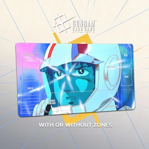 Puede incluir: Alfombrilla rectangular para el juego de cartas Gundam con una ilustración en tonos azules de un personaje con casco blanco. La alfombrilla tiene zonas para cartas y el texto "WITH OR WITHOUT ZONES". El logotipo de Gundam Card Game está en la esquina superior derecha.