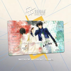 Puede incluir: Alfombrilla rectangular para el juego de cartas Gundam con personajes de anime en tonos azules, blancos y rojos. La alfombrilla tiene zonas etiquetadas para el juego, incluyendo "Base", "Shields" y "Resource Deck". El texto "WITH OR WITHOUT ZONES" está en la parte inferior.