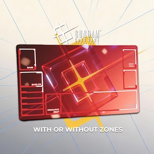 Puede incluir: Una taza de cerámica blanca con un asa negra y el texto "But First, Coffee" en negrita negra. La taza está sobre un fondo borroso, sugiriendo un ambiente acogedor. La taza parece tener una capacidad de unos 350 ml.