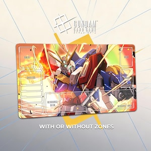 Puede incluir: Alfombrilla rectangular para el juego de cartas Gundam con una ilustraci&oacute;n detallada de un robot Gundam en acci&oacute;n. La alfombrilla tiene zonas designadas para el juego, incluyendo "Base", "Shields", "Deck" y "Resource Area". El texto "WITH OR WITHOUT ZONES" est&aacute; en la parte inferior.