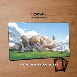 Op de afbeelding: Een rechthoekige speelmat met een serene landschap met een groot, pluizig wezen en een mediterende persoon. De mat heeft een blauwe lucht, groen gras en paarse bloemen. De tekst "MAGIC THE GATHERING UNIVERSES BEYOND" staat bovenaan.