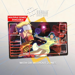 Puede incluir: Tapete de juego de cartas Gundam con ilustraciones de personajes y mechas de estilo anime. El tapete tiene zonas designadas para el juego, incluyendo base, escudos y áreas de recursos. El texto "MULTIPLE ZONES AVAILABLE" y "WITH OR WITHOUT ZONES" son visibles.