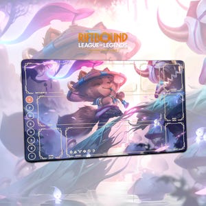 Puede incluir: Alfombrilla de juego Riftbound League of Legends rectangular con un personaje de dibujos animados tocando la flauta. La alfombrilla tiene una combinación de colores púrpura y rosa con zonas de juego y el logotipo del juego.