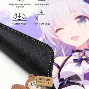 Puede incluir: Alfombrilla de rat&oacute;n negra con dise&ntilde;o de personaje de anime. Cuenta con superficie tejida de alta densidad, base antideslizante, XSOFT personalizado y borde fino y ajustado. Un personaje de dibujos animados con disfraz de oso sostiene un letrero "WELCOME".