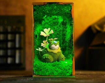 Diorama de resina Mosslax Pok..opia hecho a mano con luz nocturna / Decoración única para escritorio de juegos / Cubo terrario de fantasía / Regalo para jugadores