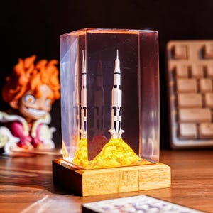 Puede incluir: Un juego de tres cuencos de cerámica anidados en tonos azules, verdes y blancos. Los cuencos presentan un esmalte moteado y un diseño sencillo y moderno. El cuenco más grande mide unos 15 cm de diámetro.