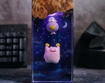 Lampada diorama in resina con cielo notturno di Drifloon Ditto e parte superiore in radica di legno / Lampada LED anime fatta a mano, regalo unico