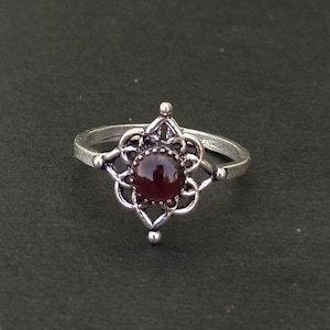 Naturlig röd granatring i sterlingsilver – Boho rund ädelsten (6 mm)