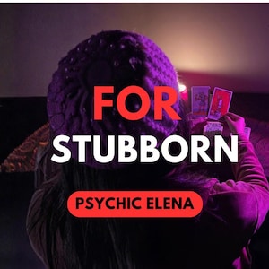 Może przedstawiać: Obraz zawiera tekst "FOR STUBBORN" w kolorze czerwonym i białym, z "PSYCHIC ELENA" w czerwonym polu. Osoba trzyma karty tarota, z fioletowym kapeluszem i ciemnym tłem.