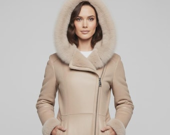 Abrigo de mujer color crema con capucha y forro de piel sintética / Abrigo de invierno asimétrico con cremallera y ribete de piel