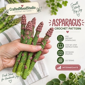 Op de afbeelding: Een haakpatroon voor asperges met de tekst CraftedMoodStudio, Asparagus Crochet Pattern, PDF Instant Download, Step-by-Step Instructions, Detailed Photos, US Terms en Intermediate. De afbeelding toont vijf gehaakte aspergestengels in groen en roze.