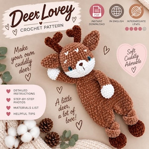 Può includere: Uno schema all'uncinetto per un doudou a forma di cervo con un peluche marrone e bianco dotato di corna. Il documento include testi come Deer Lovey, Make your own cuddly deer, A little deer, a lot of love, Soft Cuddly Adorable e istruzioni.