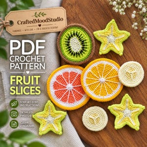 Könnte beinhalten: Eine PDF-Häkelanleitung für Obstscheiben, darunter Kiwi, Sternfrucht, Orange, Grapefruit und Bananenscheiben. Der Text lautet CraftedMoodStudio PDF CROCHET PATTERN FRUIT SLICES. Die gehäkelten Objekte sind farbenfroh, strukturiert und rund oder sternförmig.
