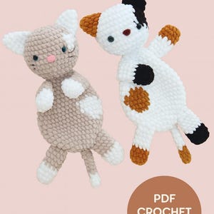 Puede incluir: Dos juguetes de gato hechos a mano con ganchillo. Uno es de color beige con detalles blancos, el otro es blanco con manchas negras y marrones. Los juguetes tienen ojos pequeños y narices rosas. La imagen incluye un círculo marrón con el texto "PDF CROCHET PATTERN".