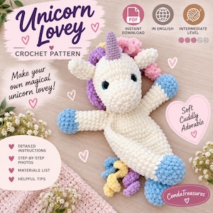Può includere: Uno schema all'uncinetto per un doudou a forma di unicorno con il testo Unicorn Lovey Crochet Pattern, Make your own magical unicorn lovey, Soft Cuddly Adorable e CondaTreasures. L'immagine mostra un unicorno bianco con corno viola e criniera colorata.