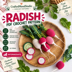 Peut inclure: Un modèle de crochet PDF pour radis par CraftedMoodStudio. L'image montre plusieurs radis crochetés avec des racines rose vif et blanches et des feuilles vertes, ainsi que des rondelles de radis, disposés sur une assiette en bois ronde.