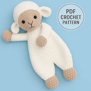 以下が含まれることがあります： ベージュの顔、耳、足を持つ、手作りの白いかぎ針編みの羊のおもちゃ。 羊は黒い目とステッチされた口をしています。 画像には「PDF CROCHET PATTERN」と書かれた円形のグラフィックが含まれています。 おもちゃは水色の背景にあります。
