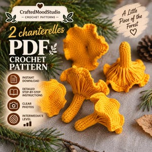 Puede incluir: Un patrón de ganchillo en PDF digital para dos setas rebozuelo de CraftedMoodStudio. La imagen muestra cuatro setas de ganchillo de color amarillo brillante con sombreros ondulados y tallos texturizados, junto a texto sobre la descarga.