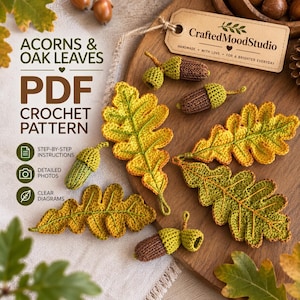 Könnte beinhalten: Eine PDF-Häkelanleitung mit dem Titel ACORNS & OAK LEAVES, die Schritt-für-Schritt-Anleitungen, detaillierte Fotos und klare Diagramme enthält. Das Bild zeigt mehrere gehäkelte Eichenblätter in Gelb- und Grüntönen sowie gehäkelte Eicheln.