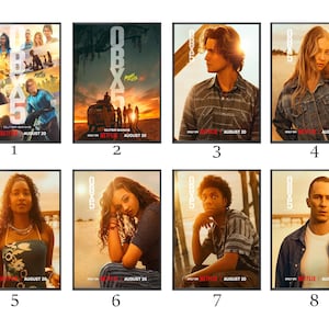 Puede incluir: Una colección de ocho pósteres rectangulares con imágenes promocionales de la serie de televisión Outer Banks. Cada póster muestra el texto OBX 5, Outer Banks, Only on Netflix y August 20, exhibiendo varios personajes y escenas.