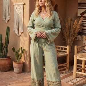 Peut inclure: Ensemble deux pièces vert clair composé d'un haut cache-cœur et d'un pantalon large. Le haut a de longues manches évasées avec une bordure brodée. Le pantalon présente un motif brodé assorti à l'ourlet. Un chapeau de paille complète le look.