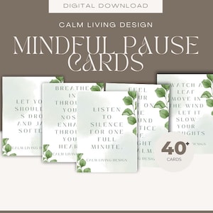 Op de afbeelding: Een digitale download met "Mindful Pause Cards" met rustgevende ontwerpen. De kaarten hebben inspirerende citaten en aquarel bladaccenten. De afbeelding bevat de tekst "40+ kaarten" en "Calm Living Design".