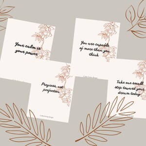 Puede incluir: Cuatro tarjetas cuadradas con citas inspiradoras e ilustraciones florales. Las citas incluyen "Tu calma es tu poder", "Eres capaz de más de lo que piensas", "Progreso, no perfección" y "Da un pequeño paso hacia tu sueño hoy."
