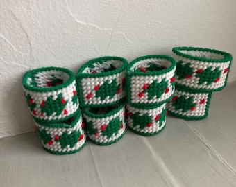 8- Anillos de servilleta navideños vintage hechos a mano de lona plástica con bordado de acebo