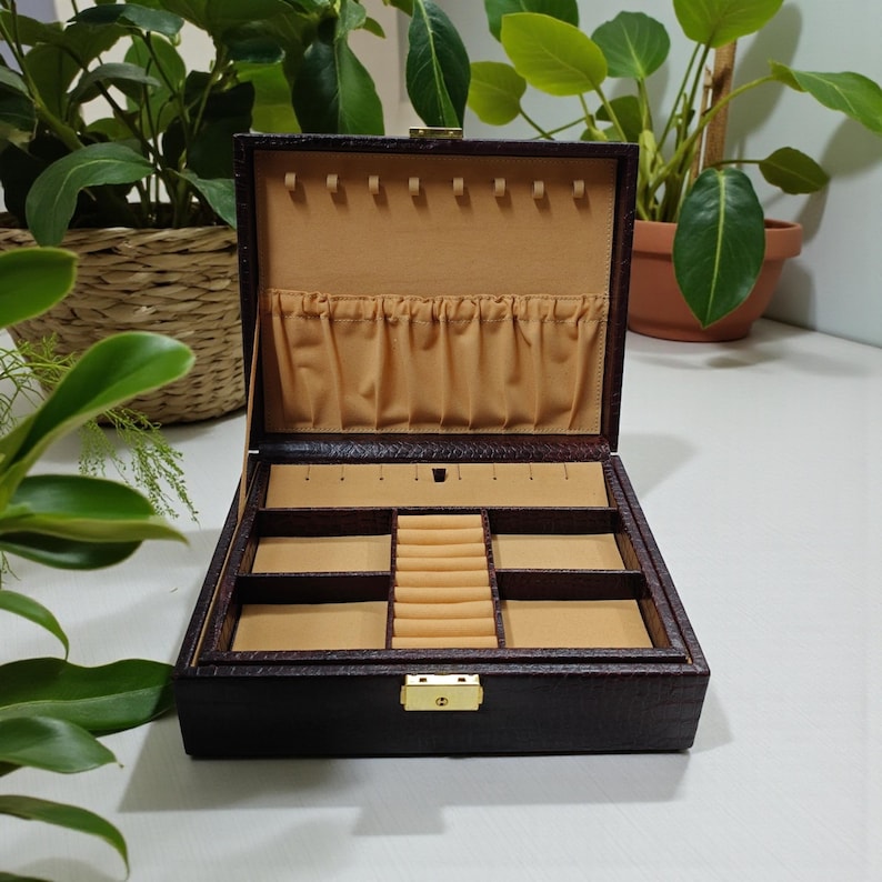 Genuine leather jewelry box with crocodile texture and gold clasp