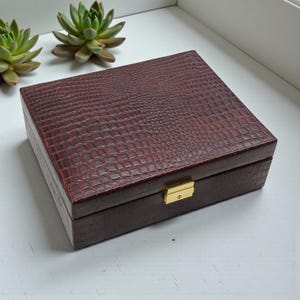 Elegant brown leather jewelry box for women and men